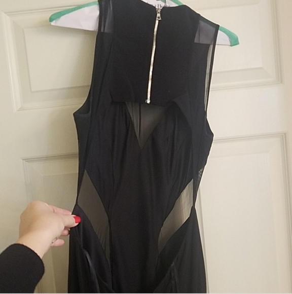 Elegant Black Sleeveless Dress - Picture 6 of 8